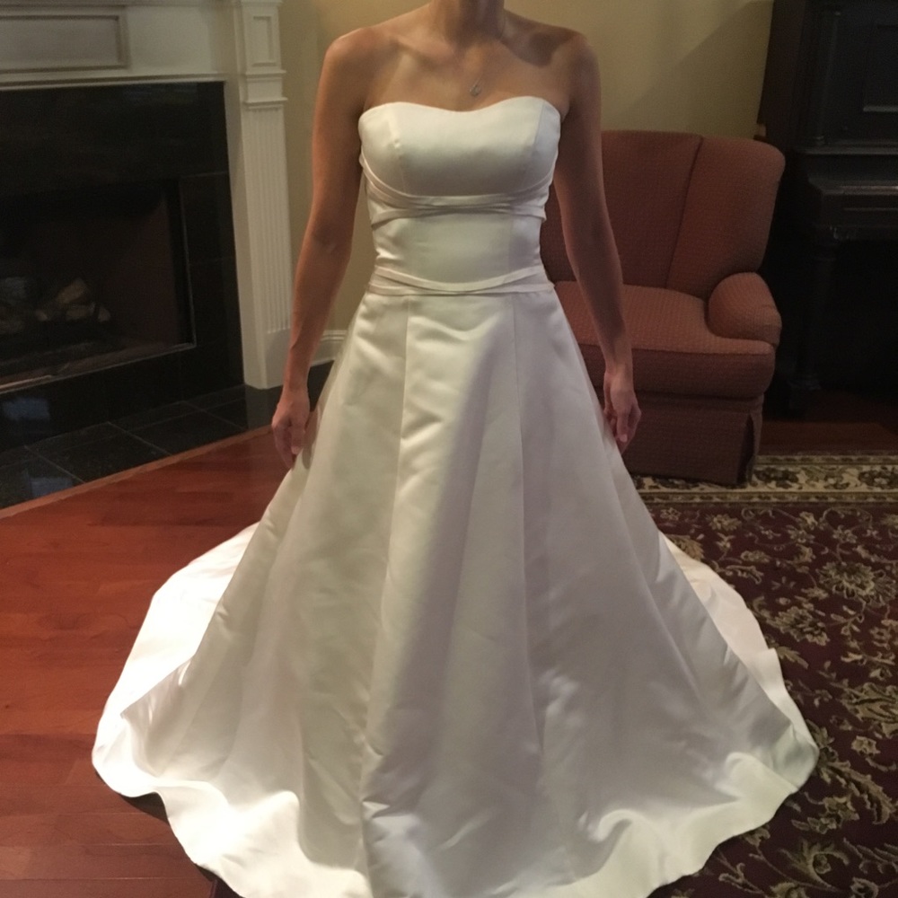 NEVER WORN BRAND NEW Strapless Elegant Wedding dress by Allure Bridal